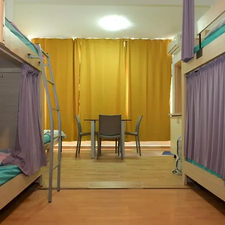 Skopje Hostel אכסניה *